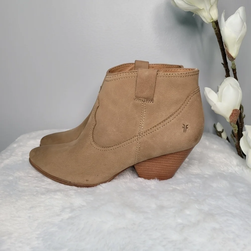 Frye nwot size